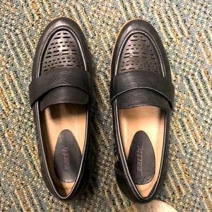 Size 6 Earth black loafers